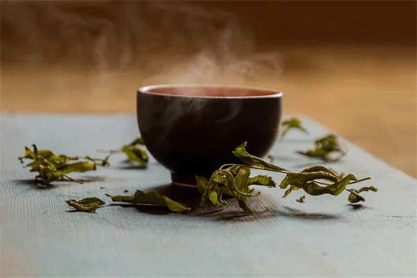 花壇の草取りはなぜ難しい？プロが教える予防と対策の完全ガイド